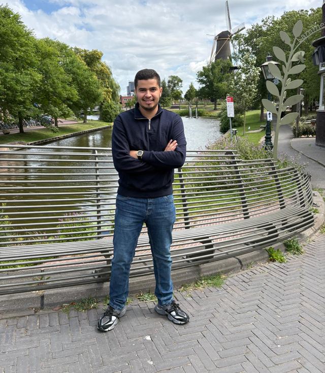 Ismail in Eindhoven, staand met de armen over elkaar